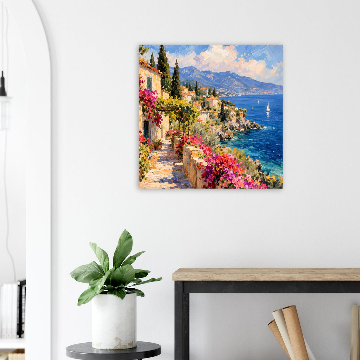 Poster mit Küstenpromenade, bunten Blüten entlang der Häuser und Segelboot