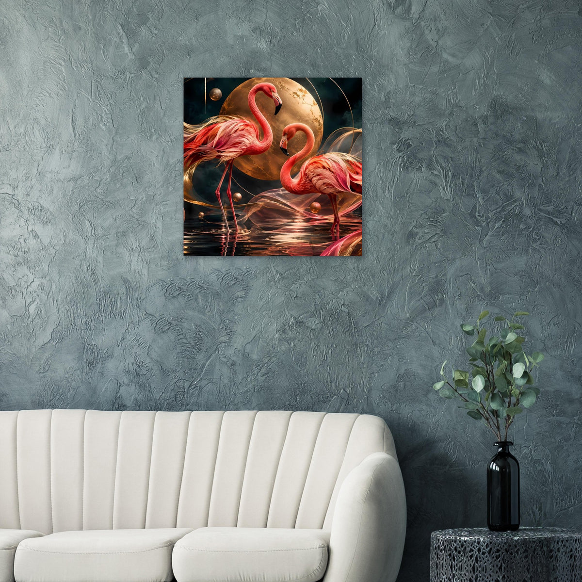 Kunstposter auf grauer Wand: zwei rosa Flamingos vor goldener Mondkugel, mit Reflexion