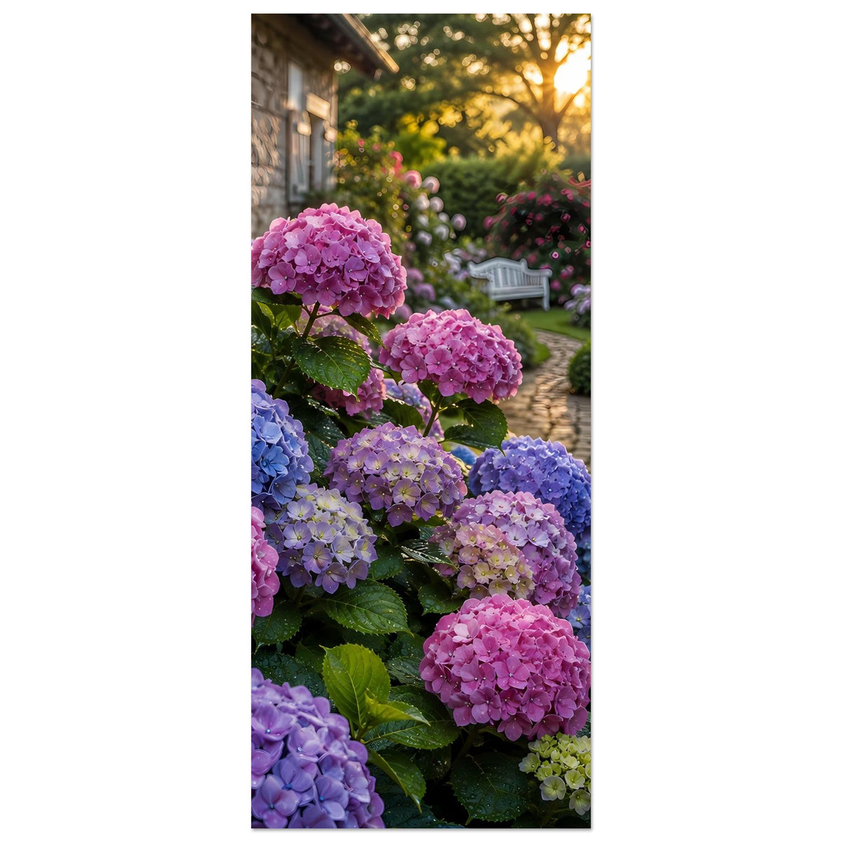 Schmales Blumenposter mit rosa Hortensien und blau-violetten Blüten im Garten