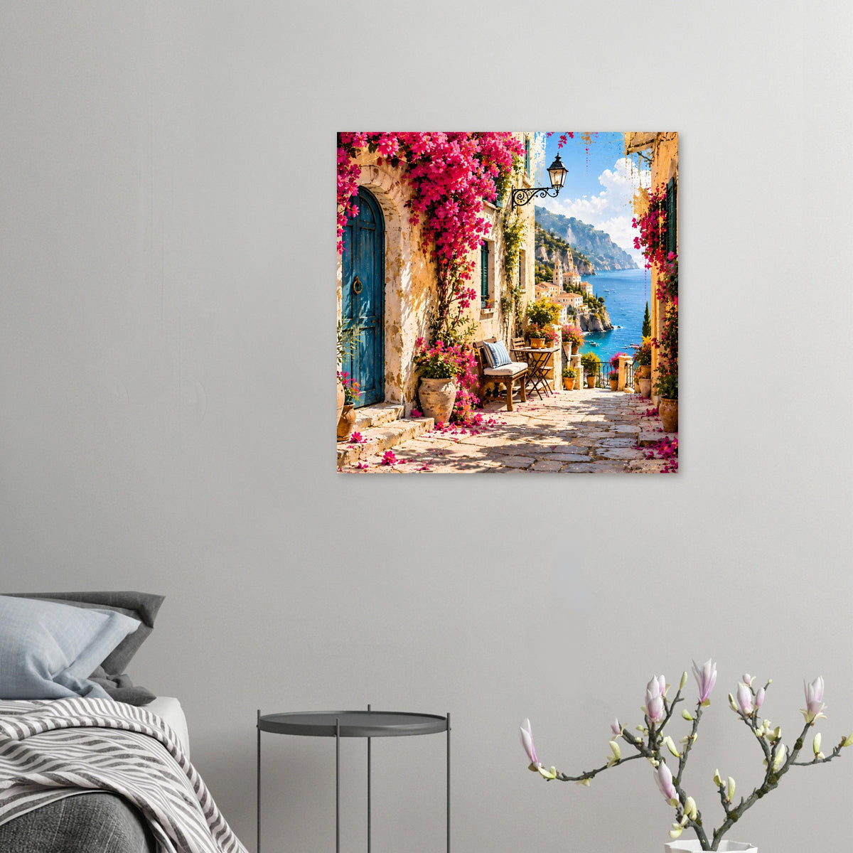 Wandposter mit Küstenweg-Motiv: pinke Blüten, Stuhl und Meerblick im kleinen Format