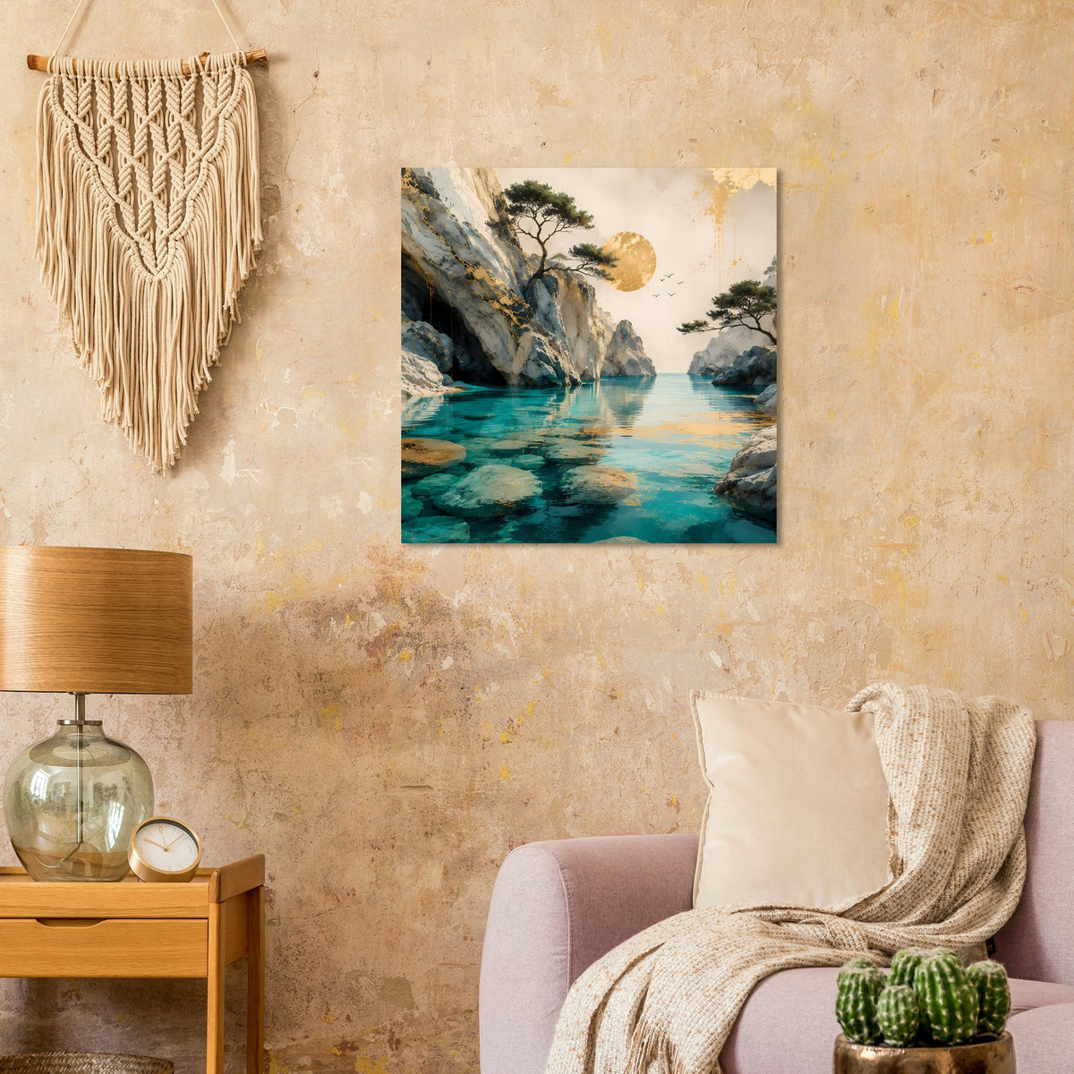 Quadratisches Wandposter mit Küstenlandschaft: türkisfarbenes Wasser, hohe Felsen und Bäume, goldener Mond