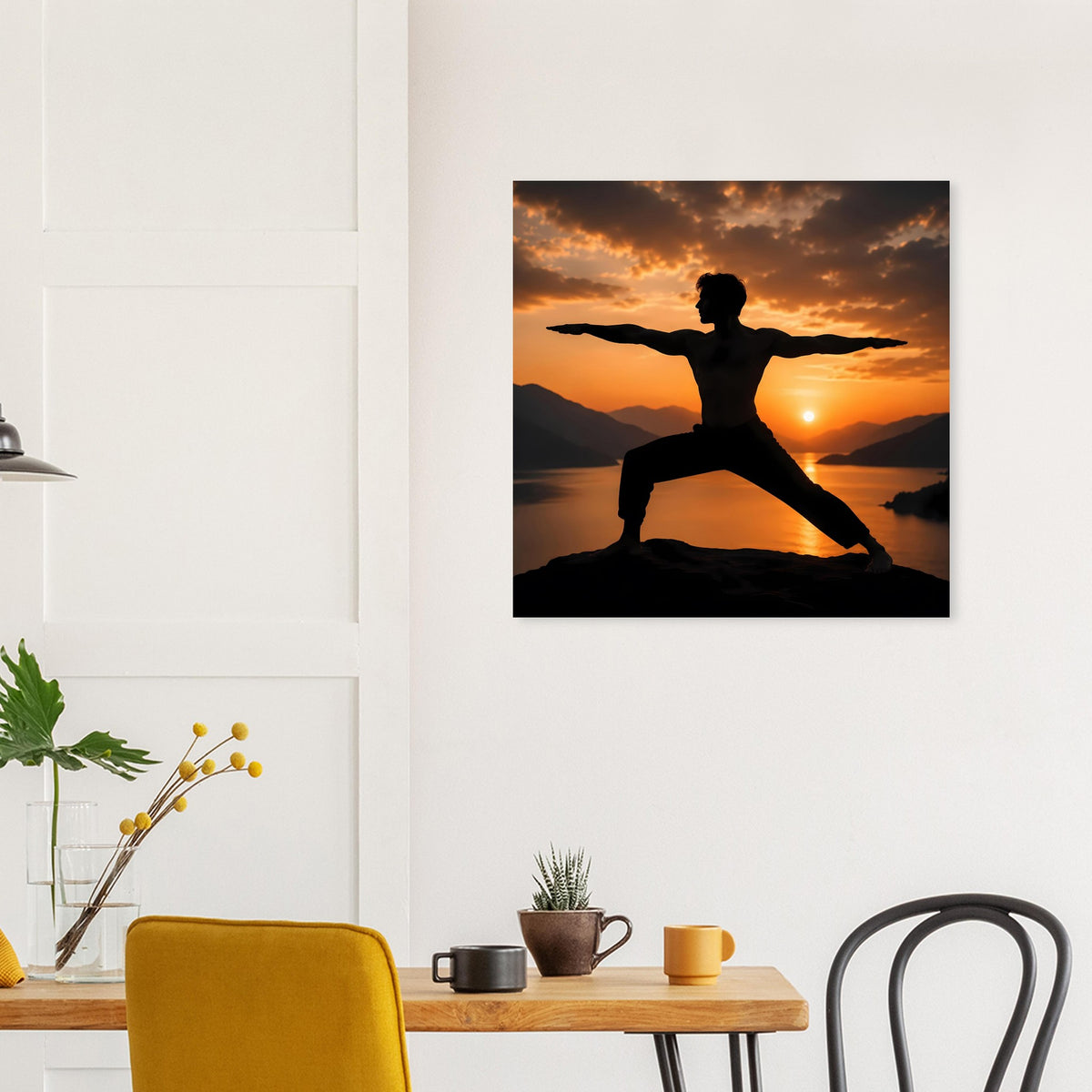 Yoga-Poster mit Silhouette in Kriegerpose über Berglandschaft im Sonnenuntergang