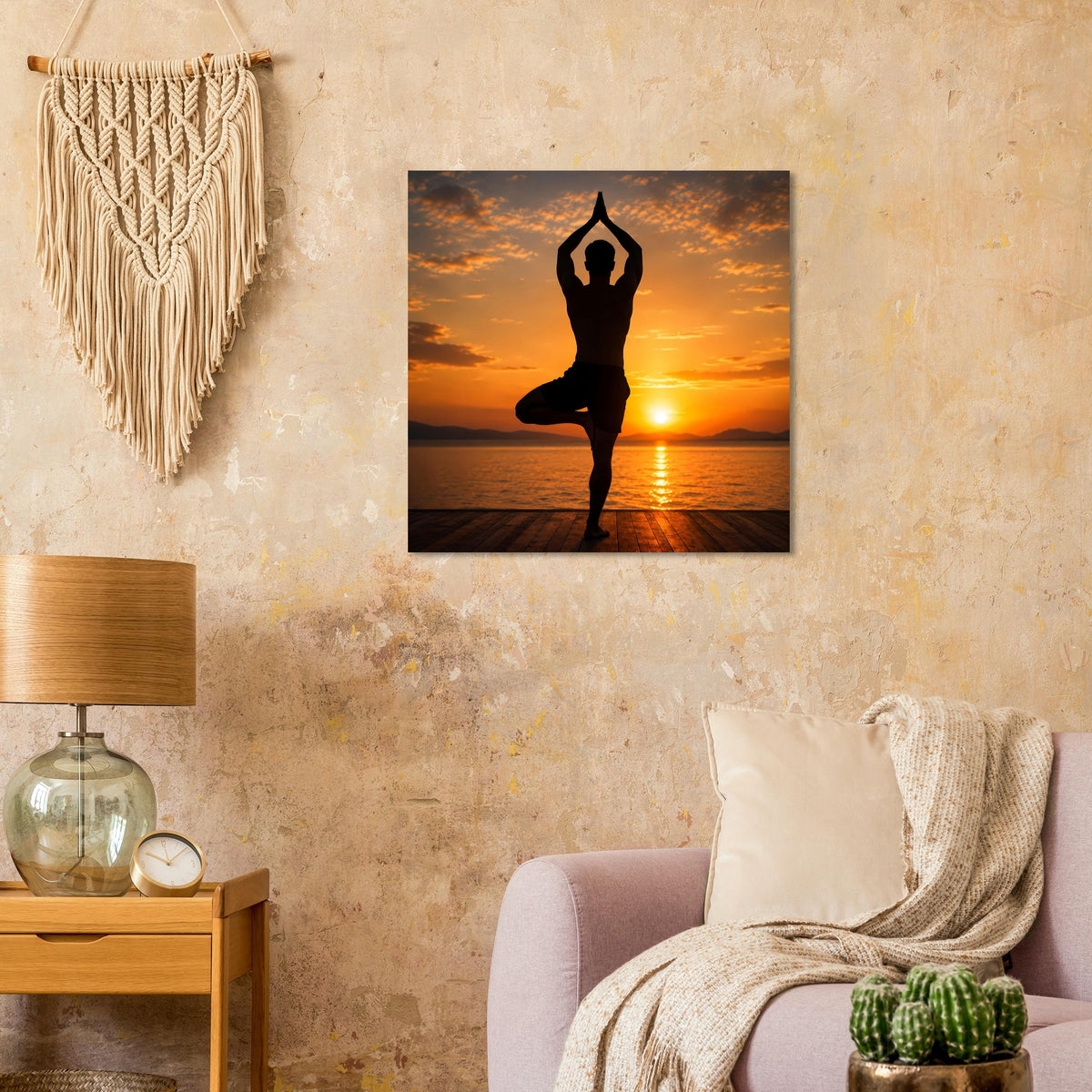 Rahmenposter mit Meditationsfigur in Schwarz vor goldener Abendsonne über dem Wasser