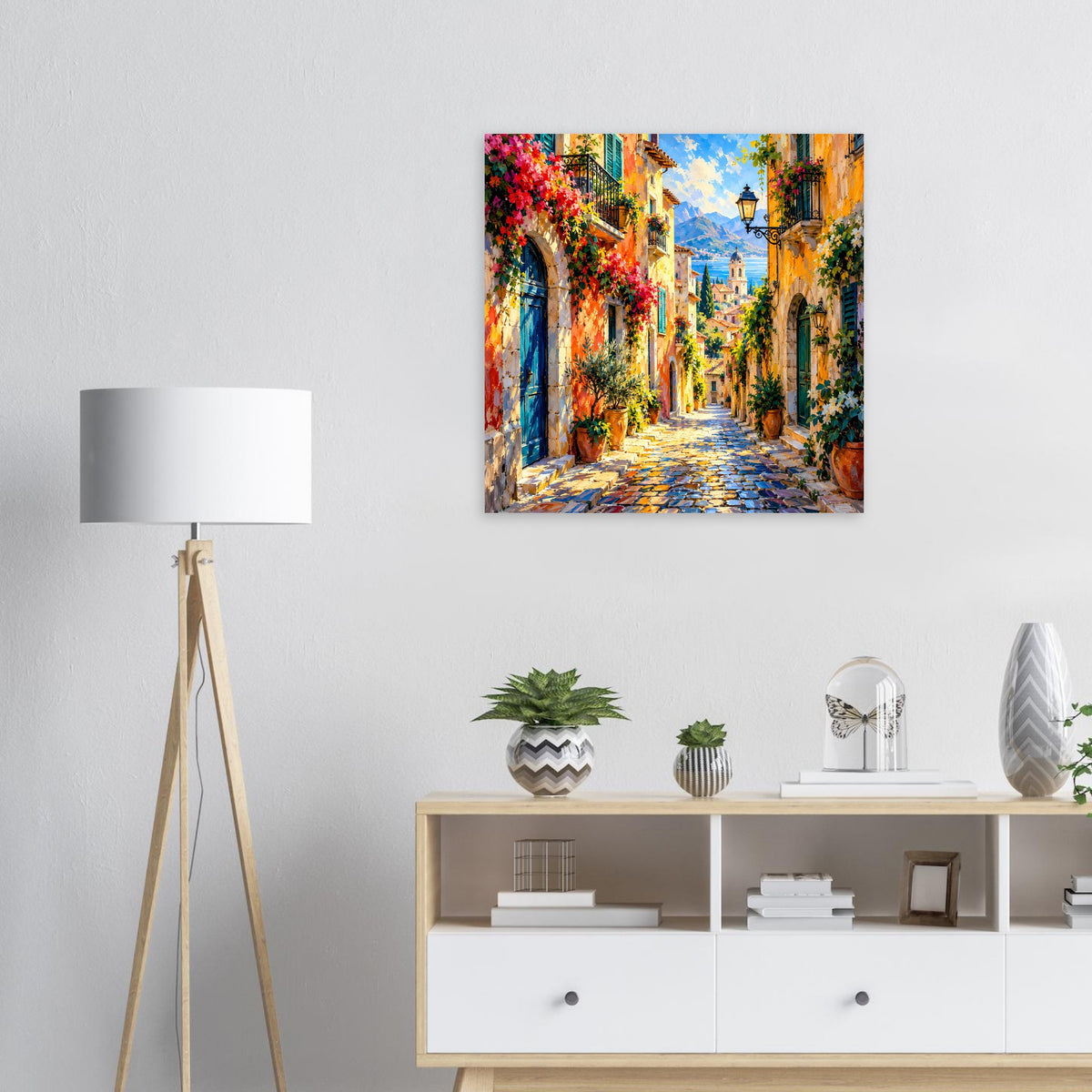 Quadratisches Gasse-Poster mit bunten Häusern und Blumen, Blick in eine schmale Straße