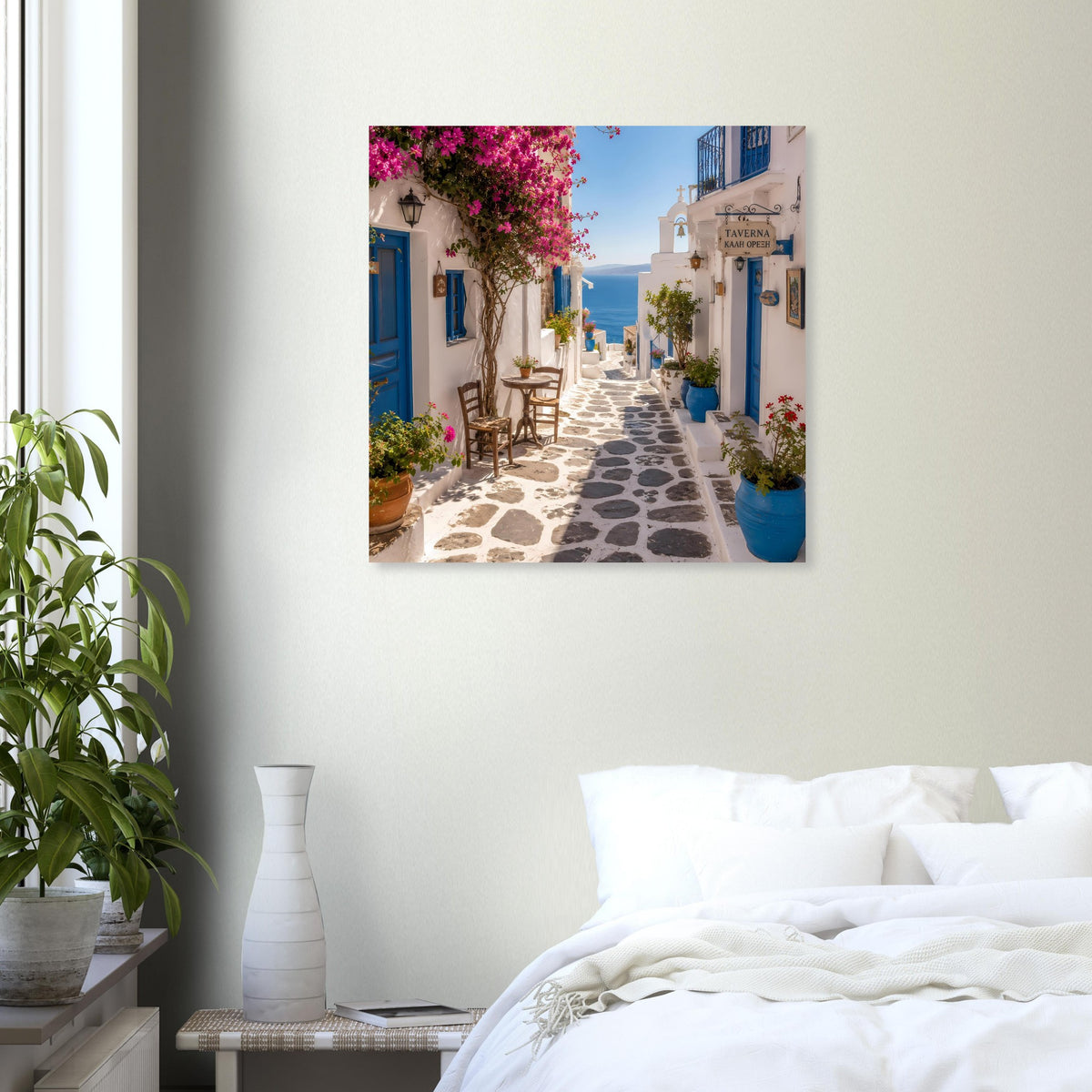 Wandposter mit mediterraner Gasse, blauem Eingang und pinken Blüten