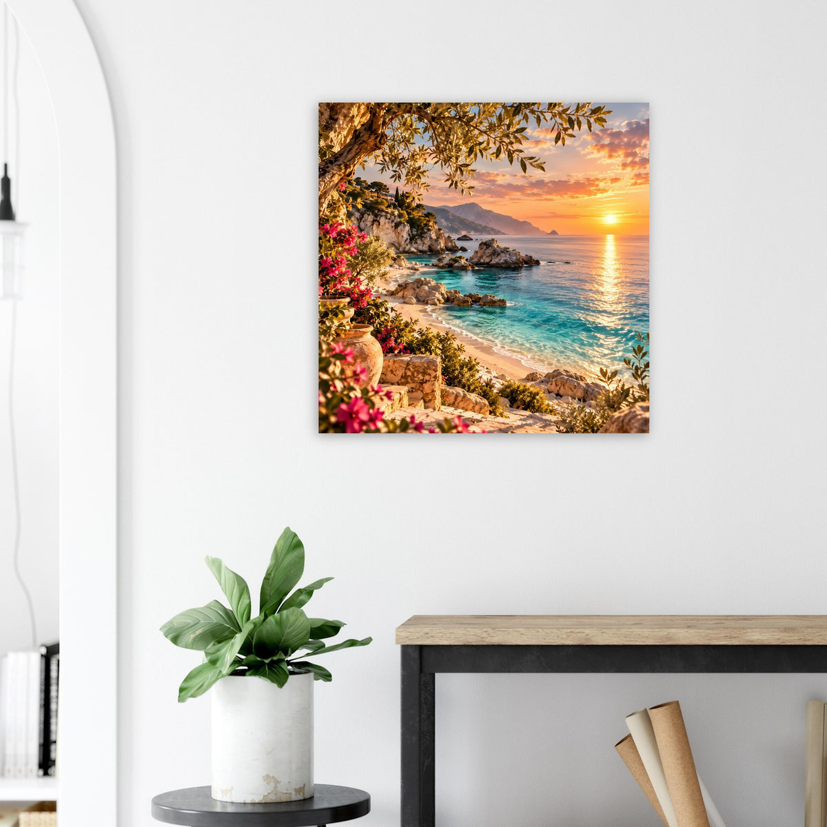 Strandposter mit Sonnenuntergang über Meer, Blumen und Palmen am felsigen Ufer