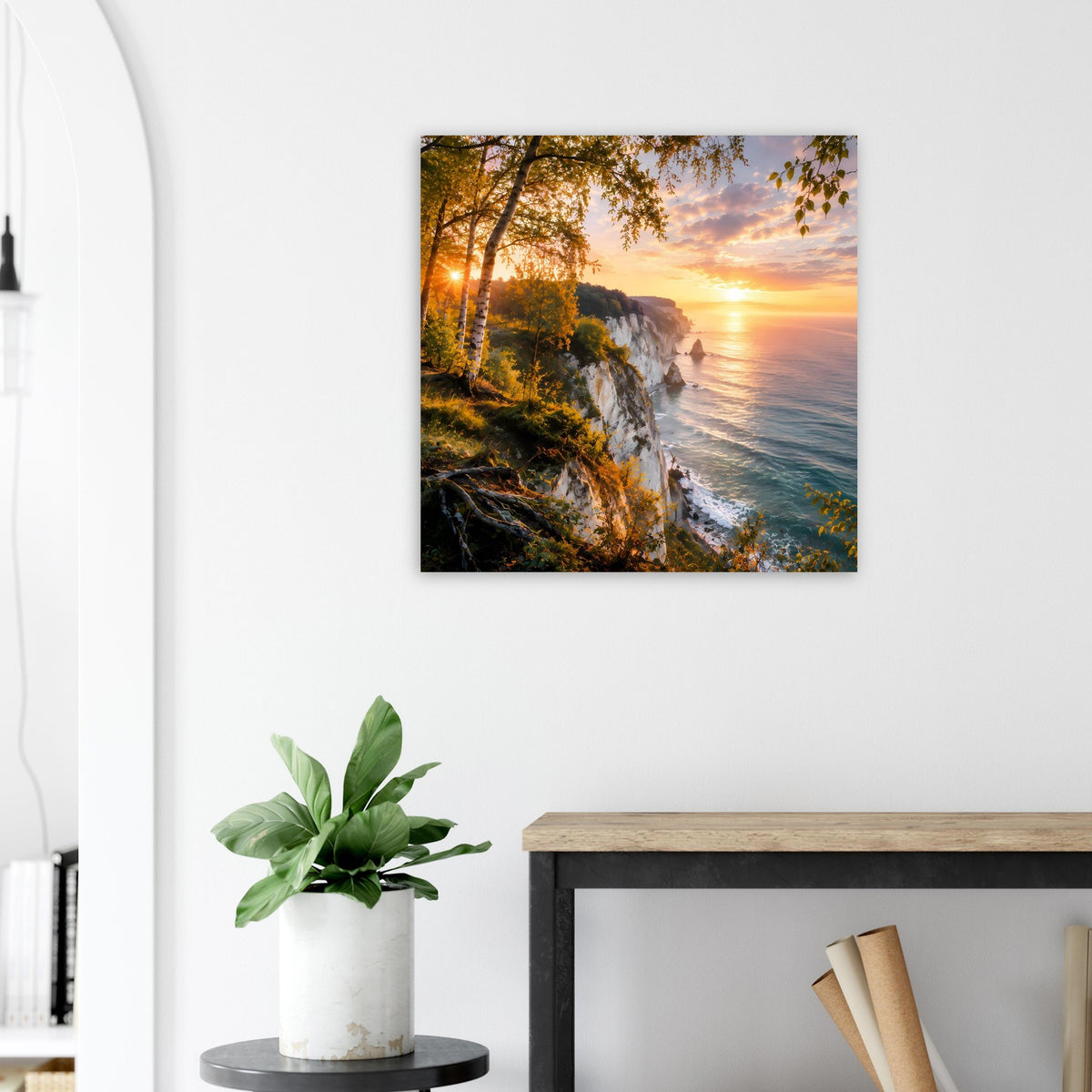 Wandposter mit Küstenblick bei Sonnenuntergang, Felsen, Meer und bewachsene Uferlinie