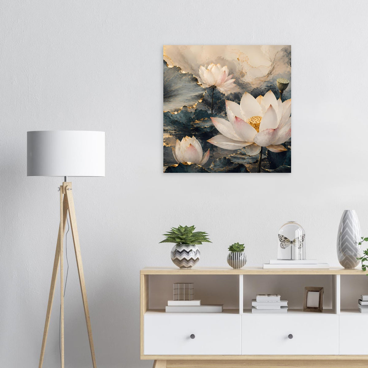 Lotusblumen-Poster mit goldenen Akzenten, quadratisches Wandbild mit weißen Blüten auf Blau