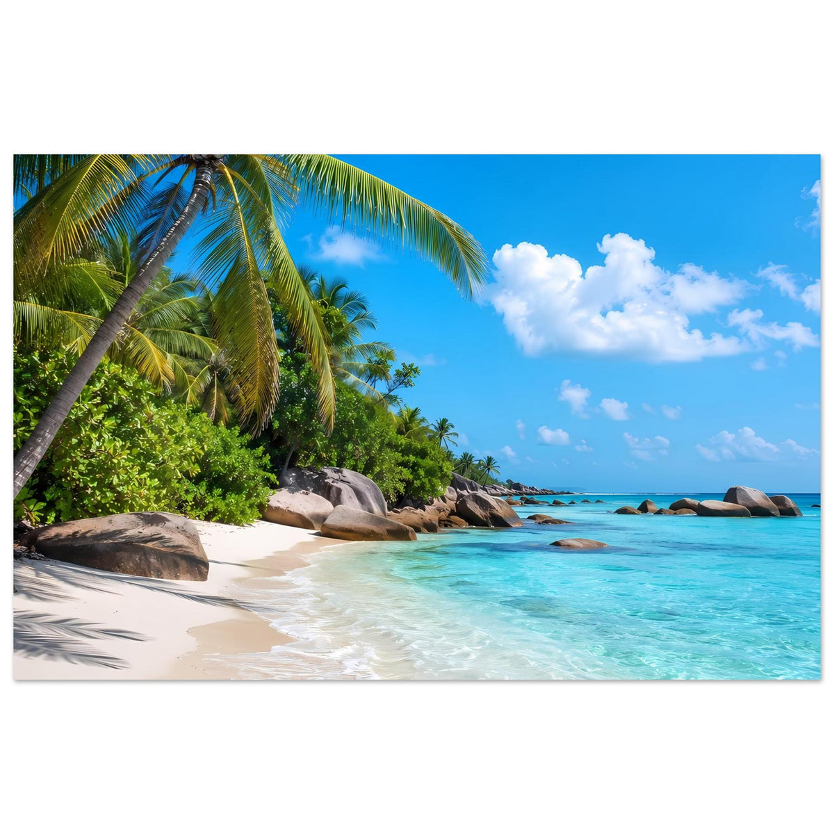 Horizontales Strand-Poster mit Palmen, grünem Uferbewuchs und türkisblauem Wasser.