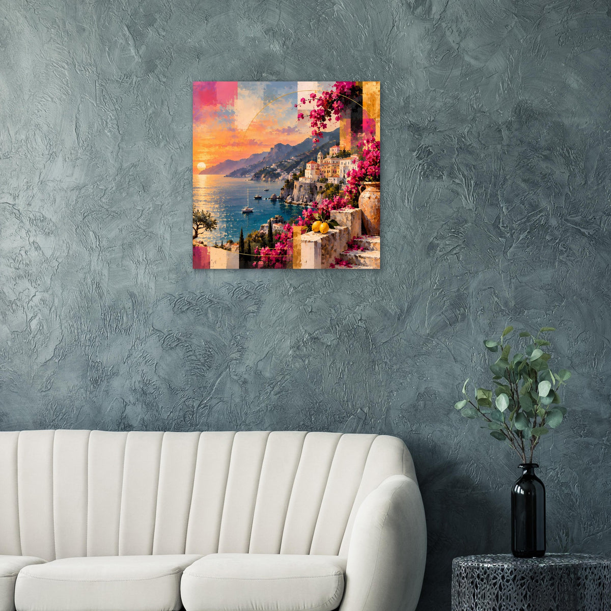 Quadratisches Poster: mediterrane Buchtlandschaft mit Häusern und pinken Bougainvillea im Abendlicht