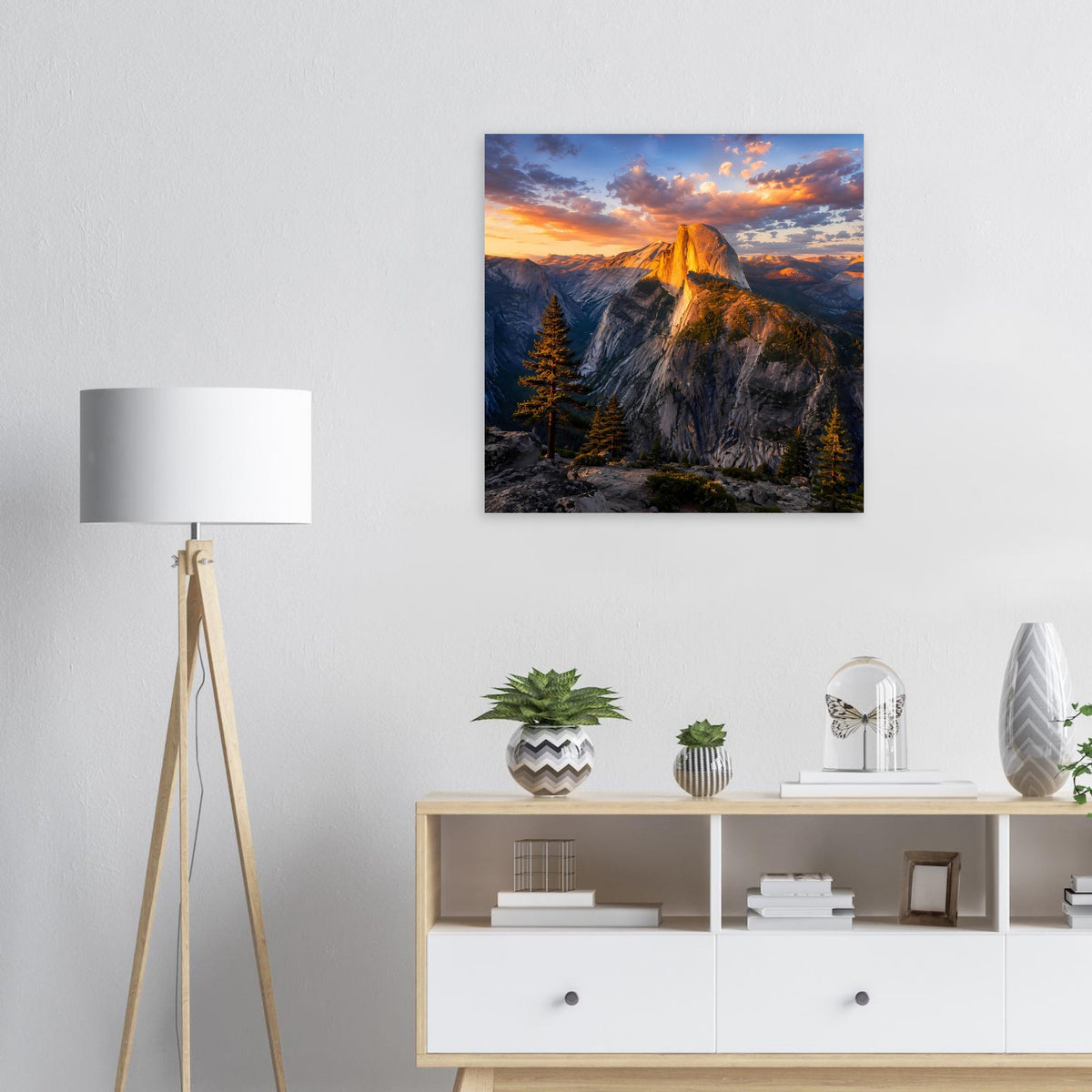 Quadratisches Poster: Felsberg bei Sonnenaufgang, warme Himmelstöne und Nadelbäume