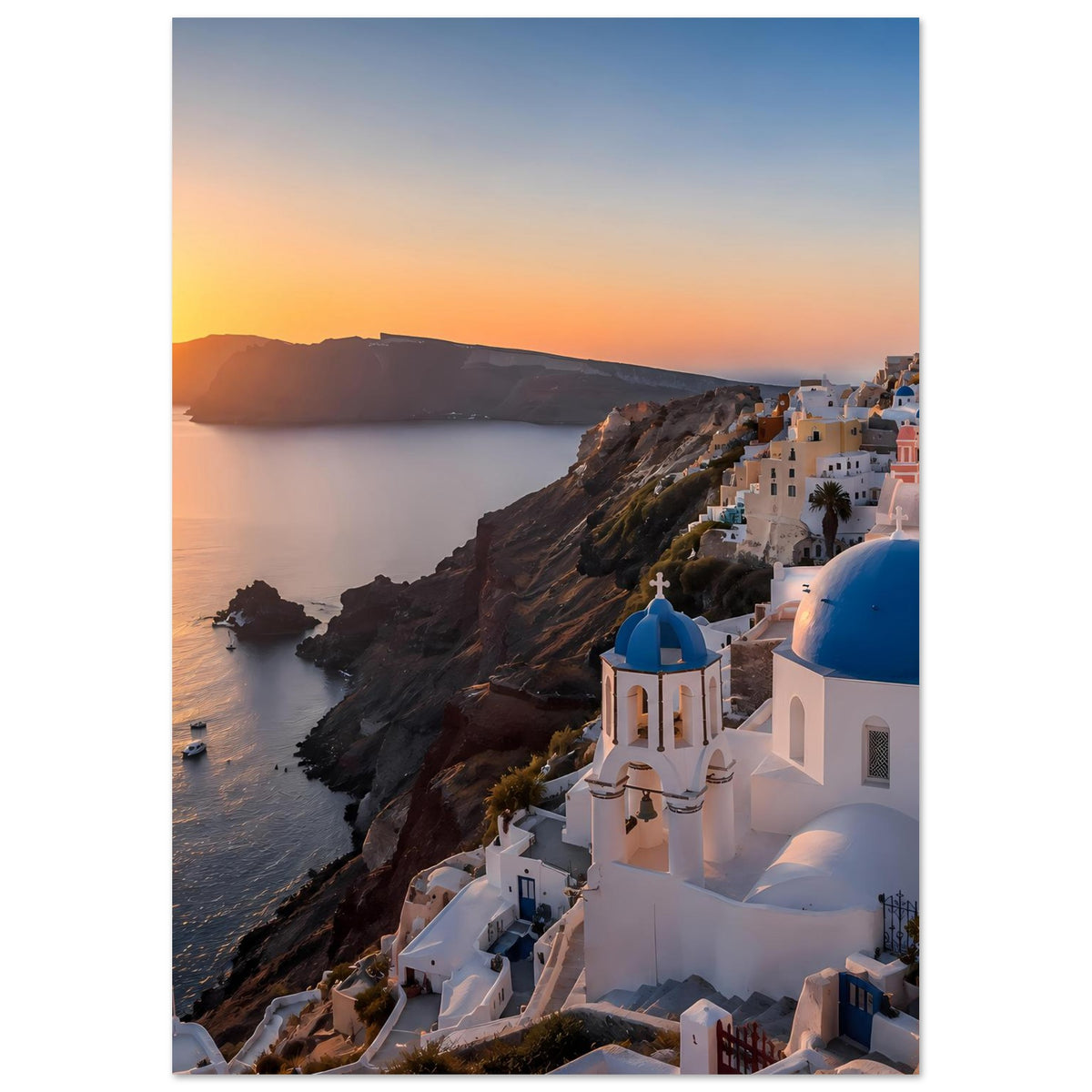 Hochkantiges Poster: Santorini-Fassade mit blauen Kuppeln und Meerblick bei Sonnenaufgangsstimmung