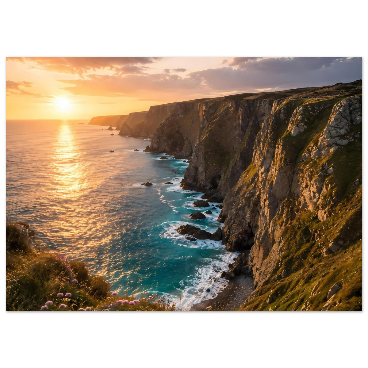 Küsten-Sonnenuntergangsposter mit goldenem Horizont, Klippenküste und Brandungswellen