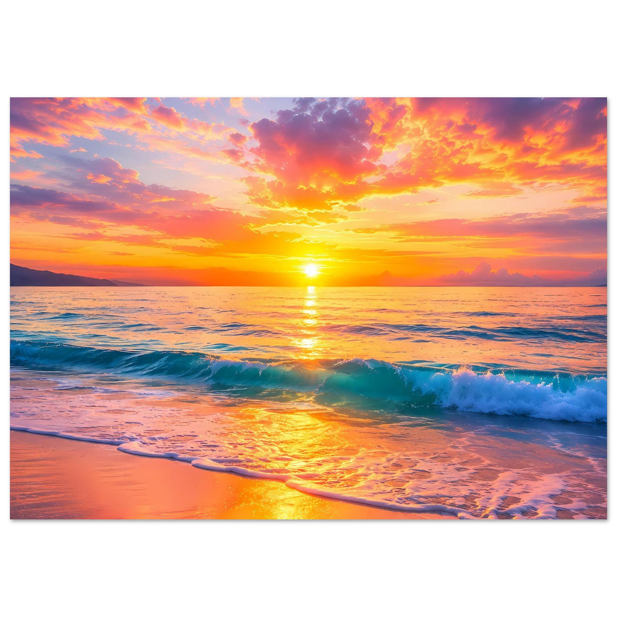 Horizontales Strandposter: leuchtender Sonnenuntergang, Wellenschaum am Ufer und goldener Glanz