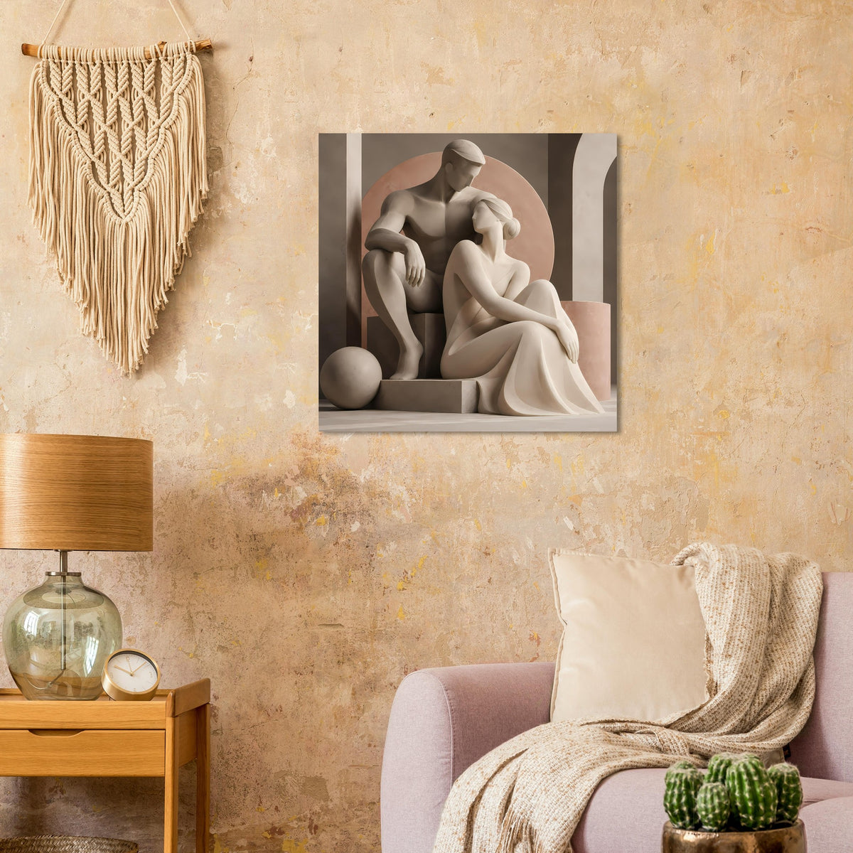 Quadratisches Kunstposter mit skulpturalem Liebespaar in sanften Erdtönen, braunbeiger Hintergrund