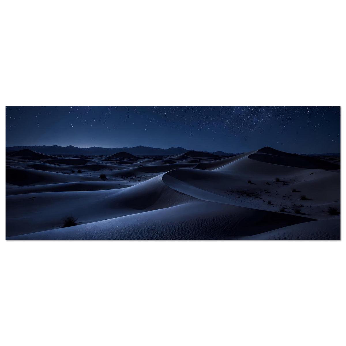 Wandposter, horizontal: Dünen im Mondlicht mit Sternenhimmel und Bergsilhouette