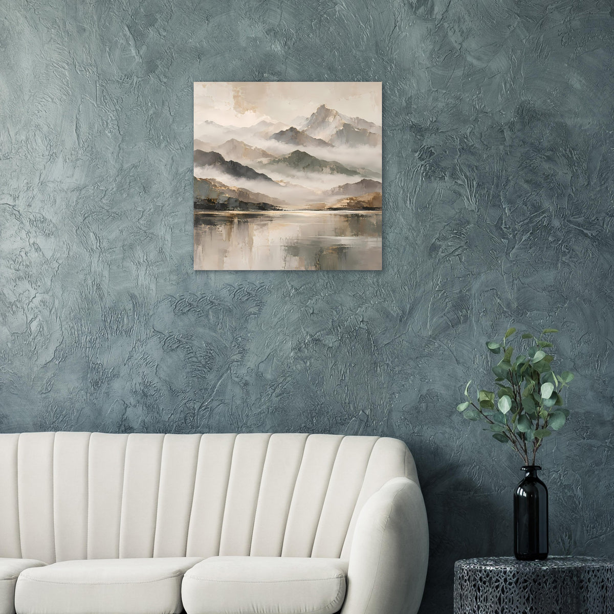 Naturposter mit nebligen Bergen und spiegelndem See, Beige- und Goldakzente