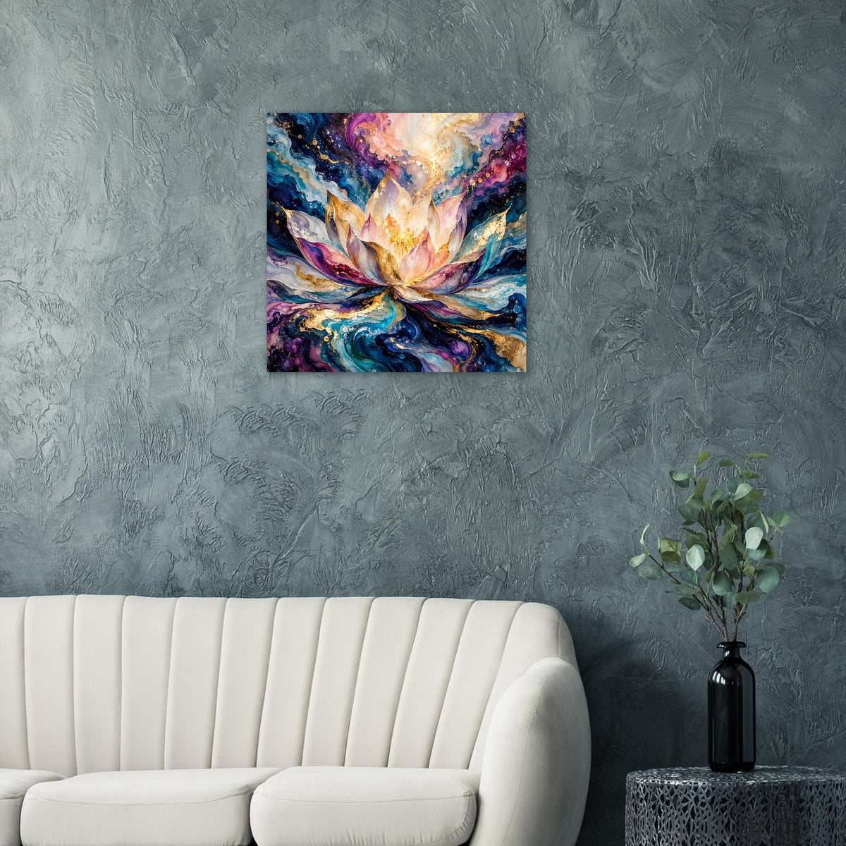 Quadratisches Blumenposter mit leuchtender Blüte in Blau und Lila mit goldenen Akzenten.