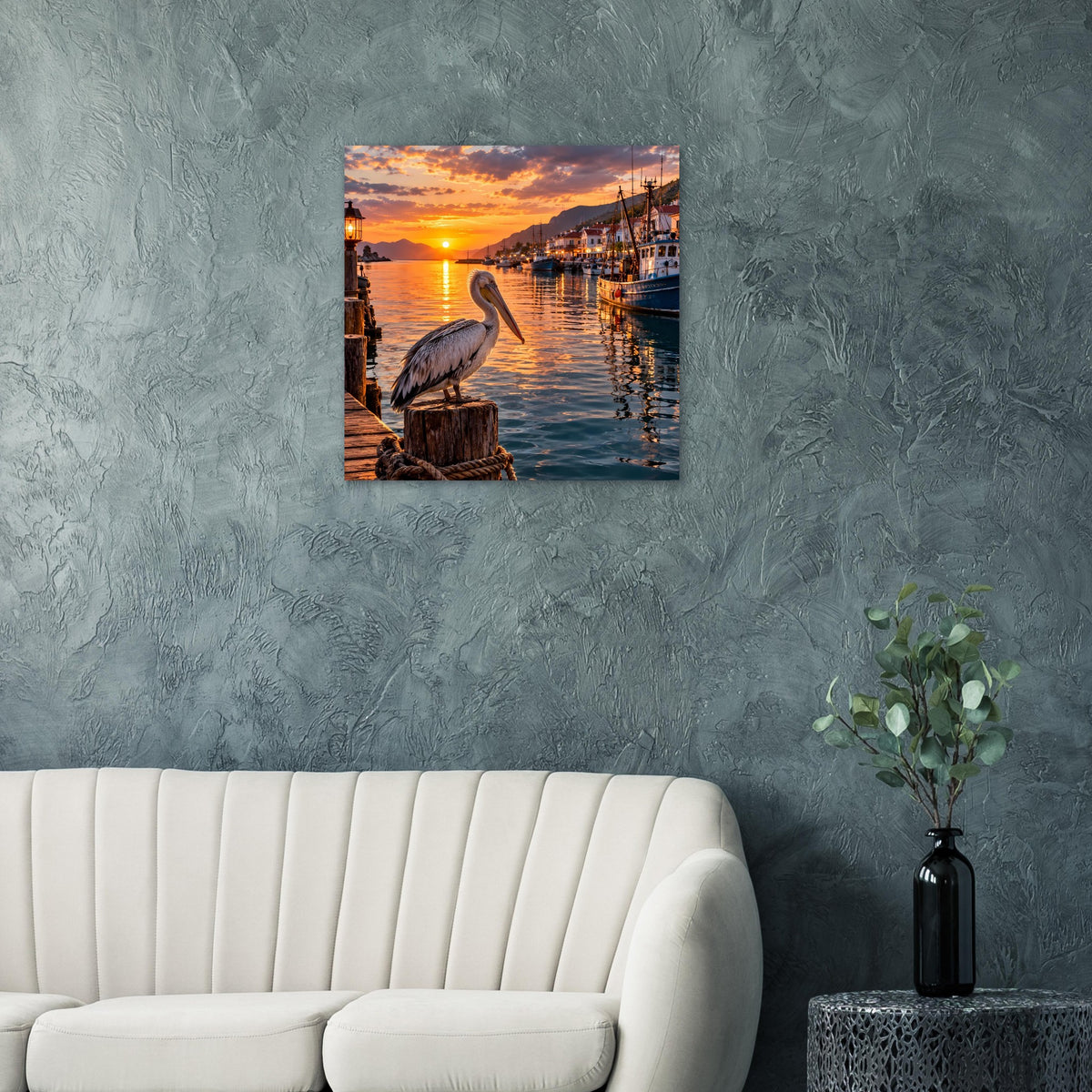 Wandposter mit Pelikan auf Holzpfahl, Sonnenuntergang über Wasser und Hafenhäusern