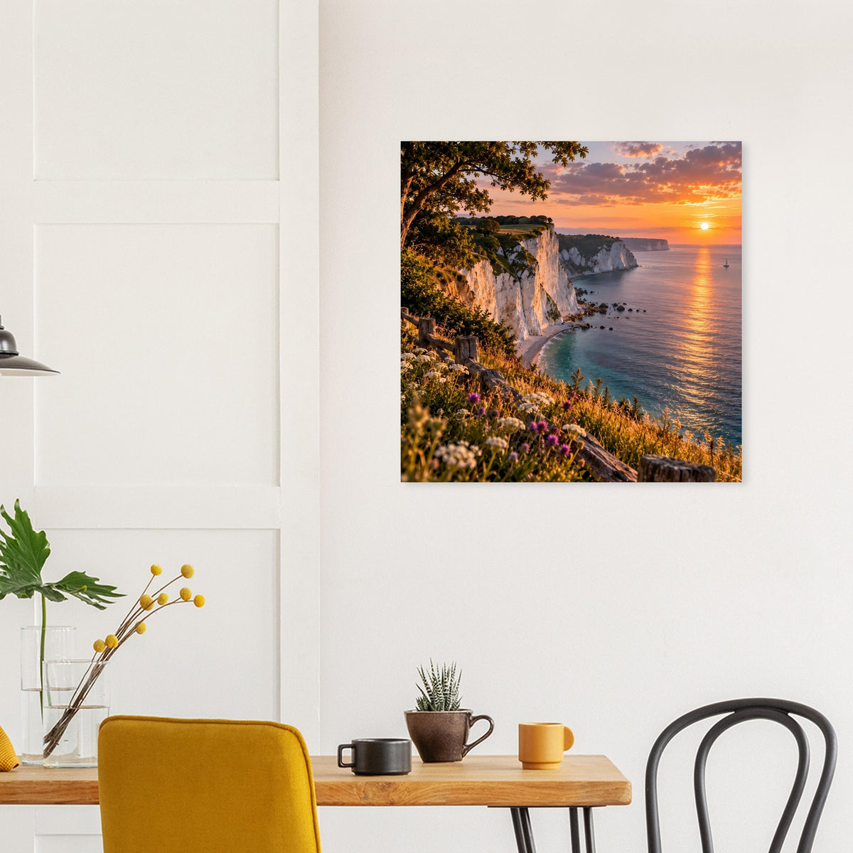 Wandposter mit Steilküste, blühendem Hang und Sonnenuntergang am Horizont.