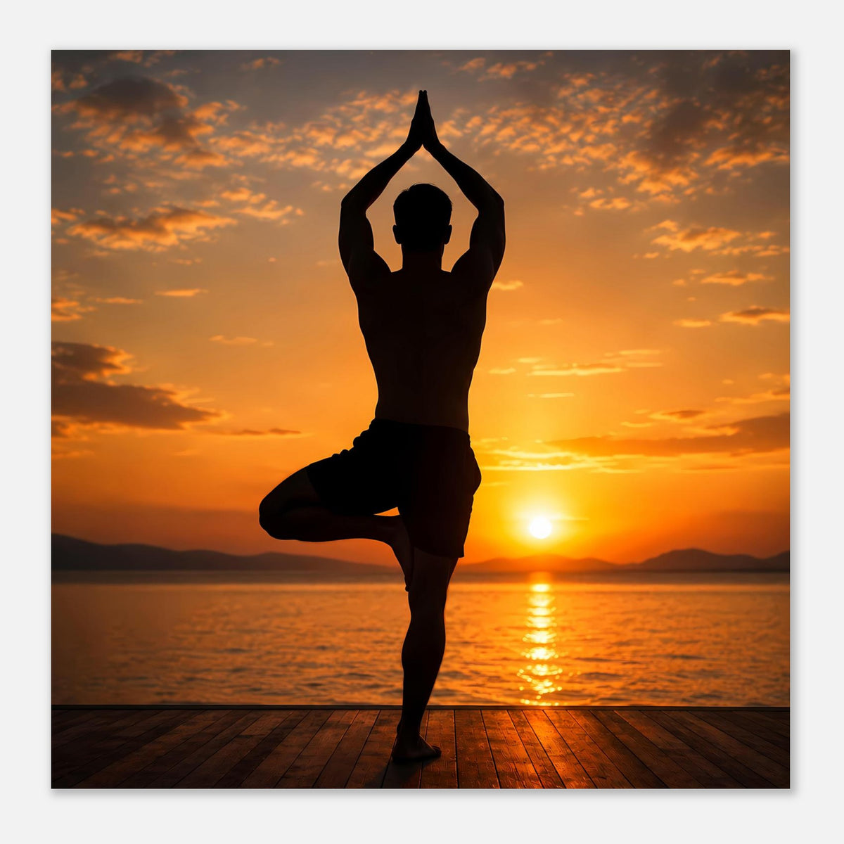 Quadratisches Poster mit Yoga-Silhouette: erhobene Arme, Sonnenuntergang über Wasser und Steg