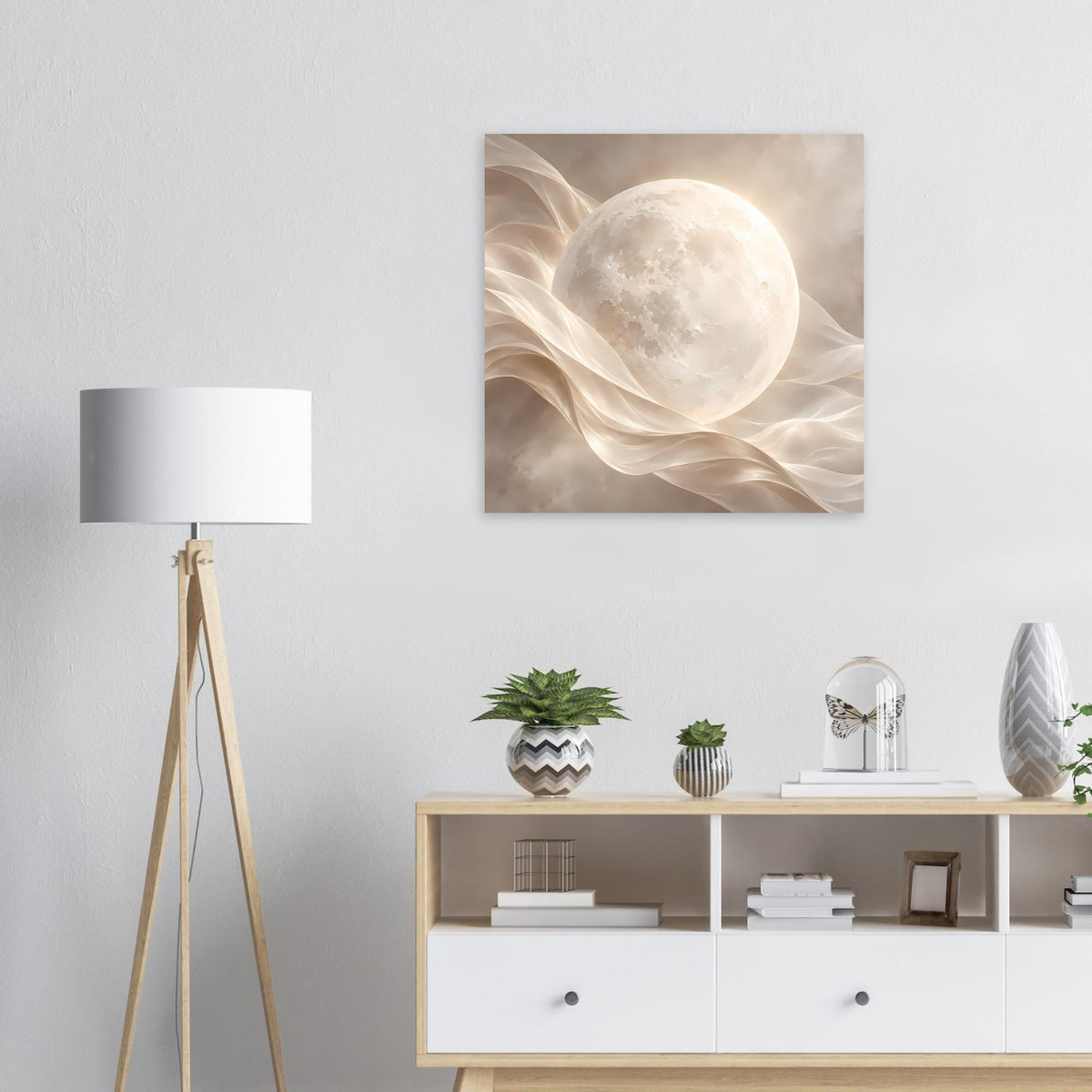 Quadratischer Kunstdruck mit großem weißen Mond und wehenden, beigen Stoffbahnen