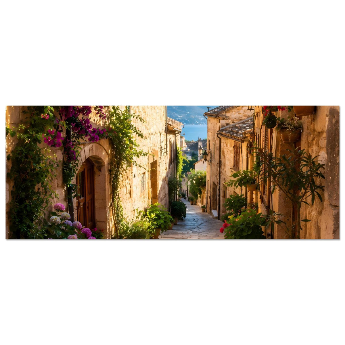 Breites Poster mit mediterraner Gasse, lila Bougainvillea, Pflanzkübeln und Laterne