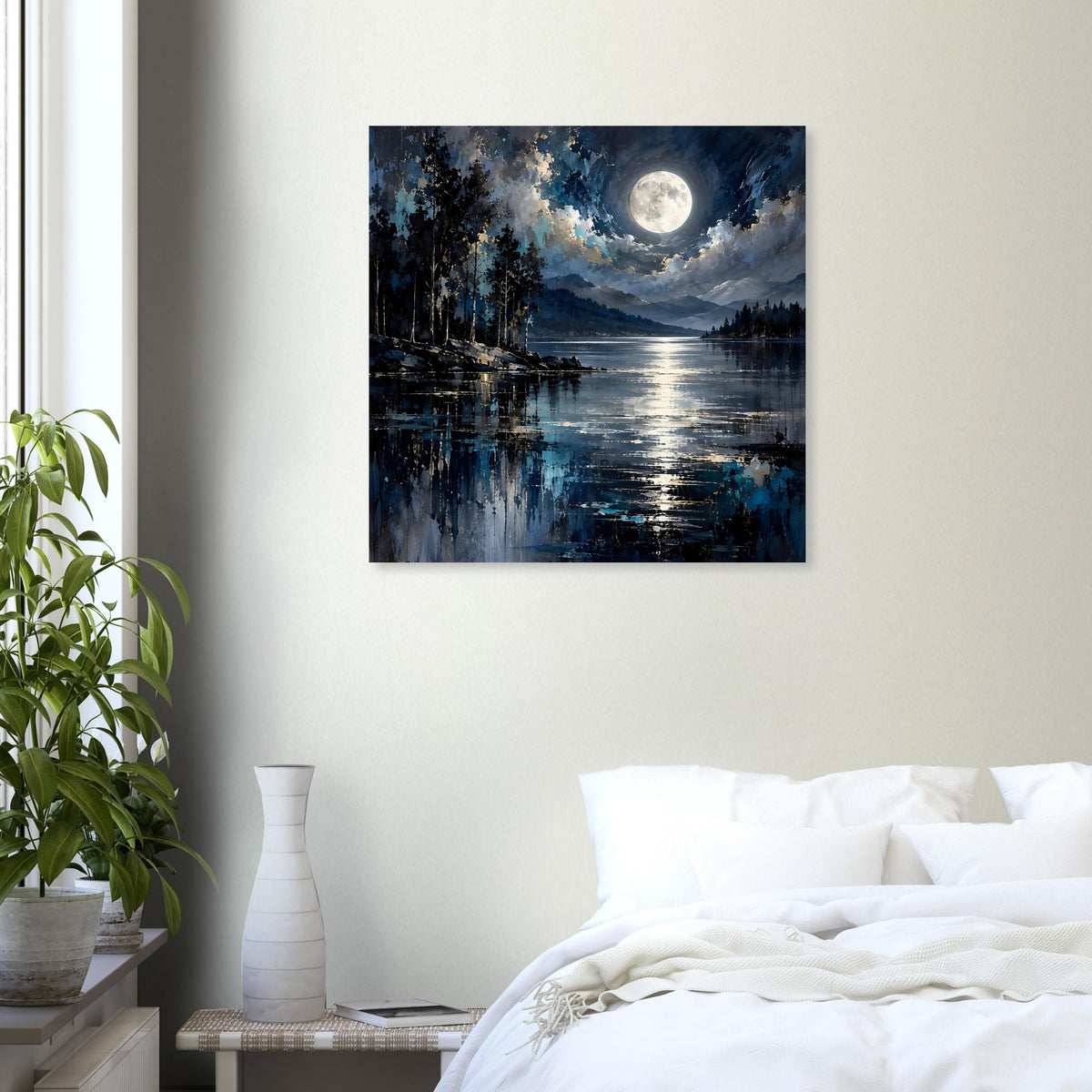Quadratisches Landschaftsposter: Vollmond über See, dunkle Ufer und Wolkenhimmel.