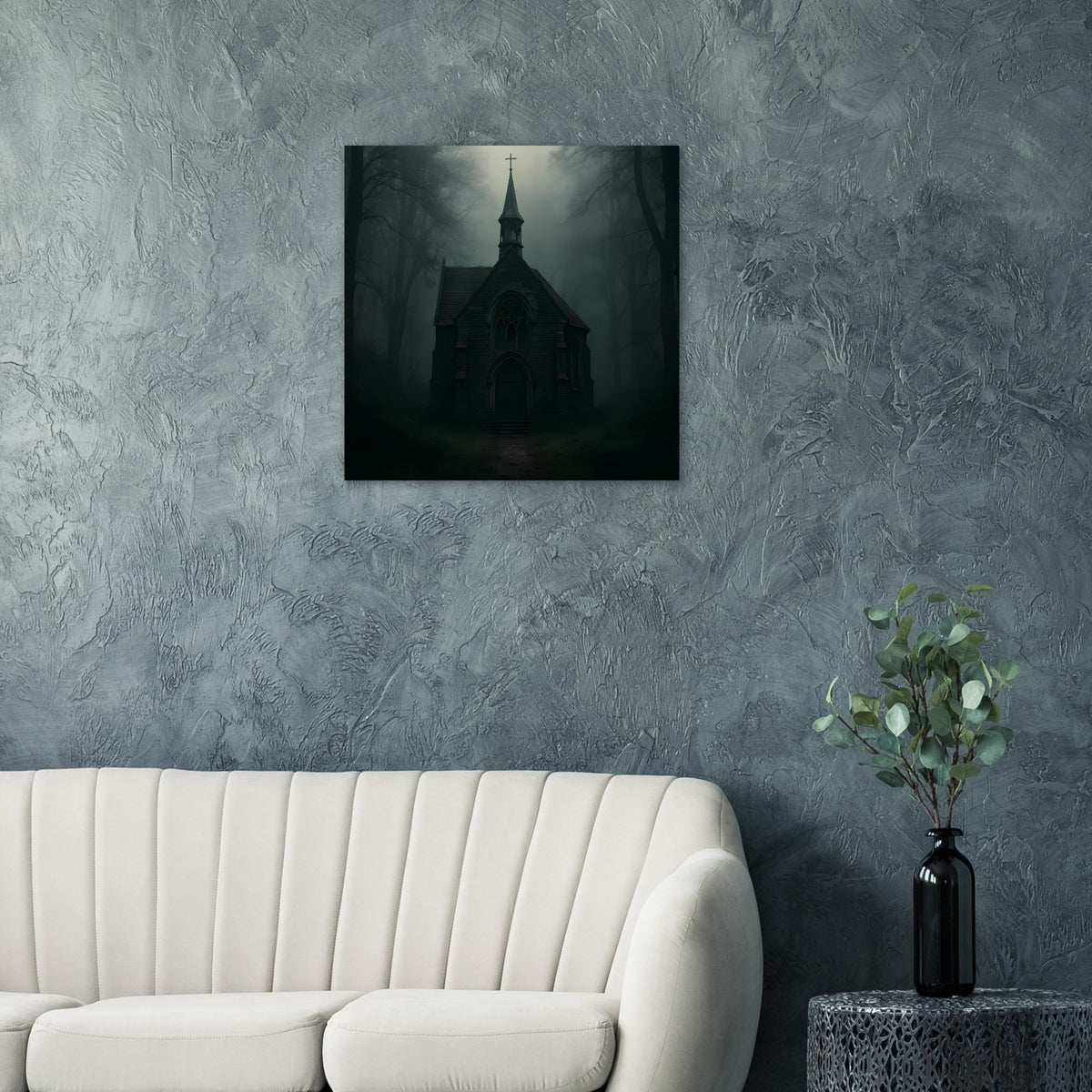 Quadratisches Poster: dunkle Kapelle im Nebelwald mit Turmkreuz, düstere Stimmung