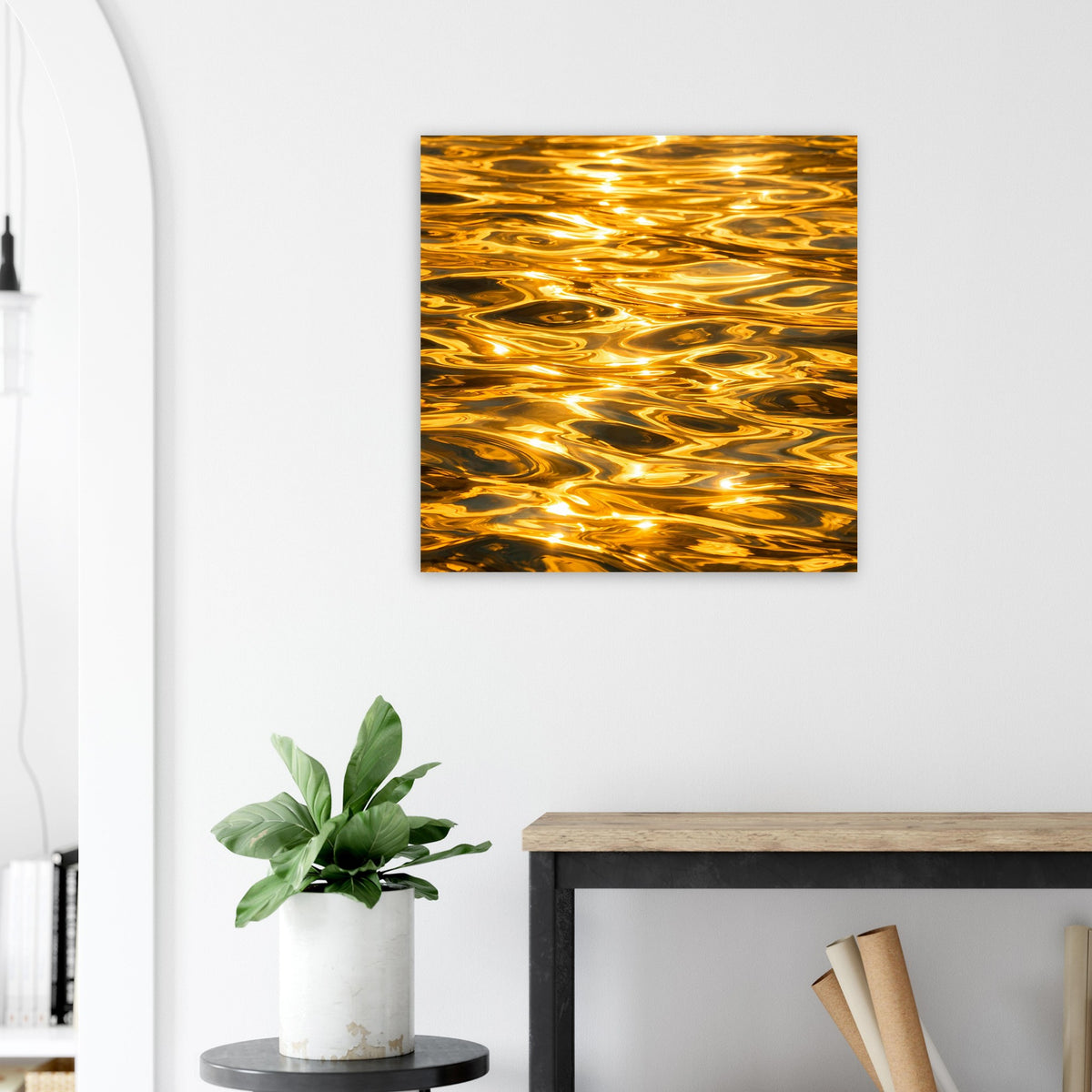 Quadratisches abstraktes Poster: goldene Wellenmuster auf dunklem Hintergrund, matt