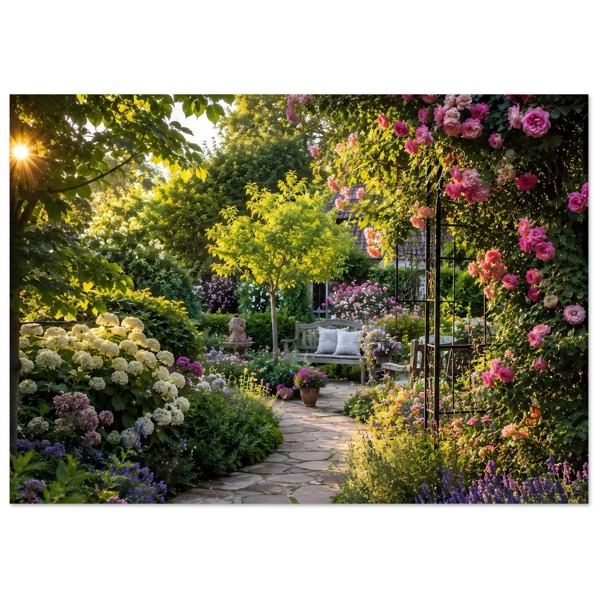 Poster mit Gartenweg, gelben und lila Blütenbeeten sowie Rosen an Rankbogen, schwarzer Rahmen