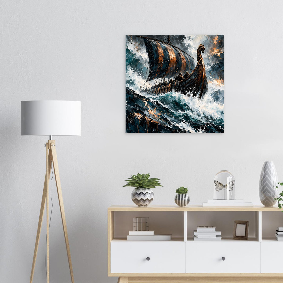 Quadratisches Poster mit Wikinger-Longship im Sturm, dunkelbraunes Schiff und blaue Wellen