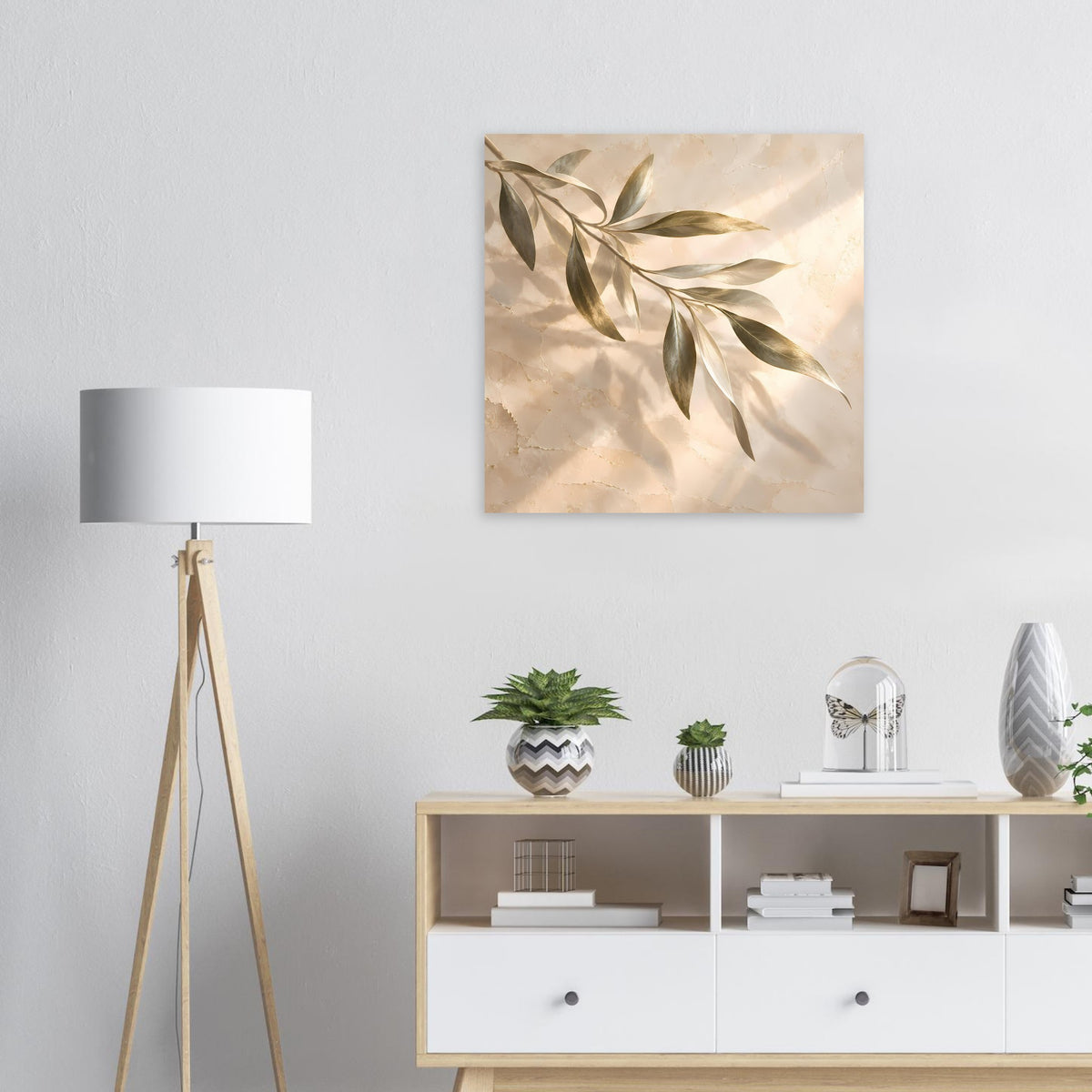 Quadratisches Poster mit goldschimmerndem Olivenzweig auf beigem, gemasert wirkendem Hintergrund