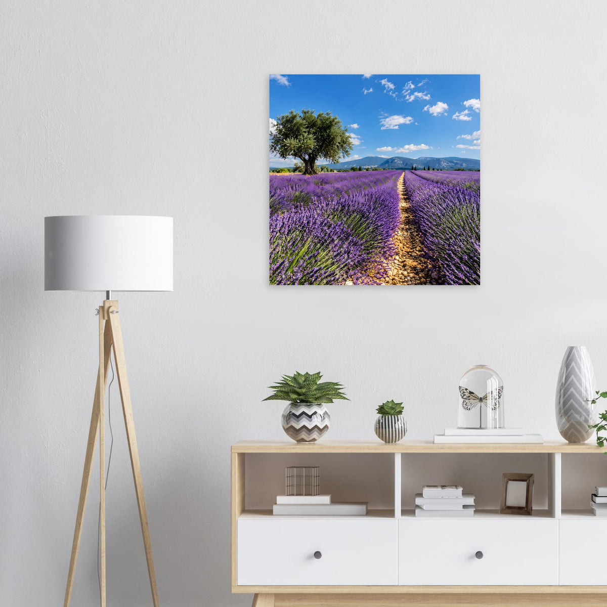 Quadratisches Lavendelfeld-Poster mit violetten Reihen und goldenem Weg