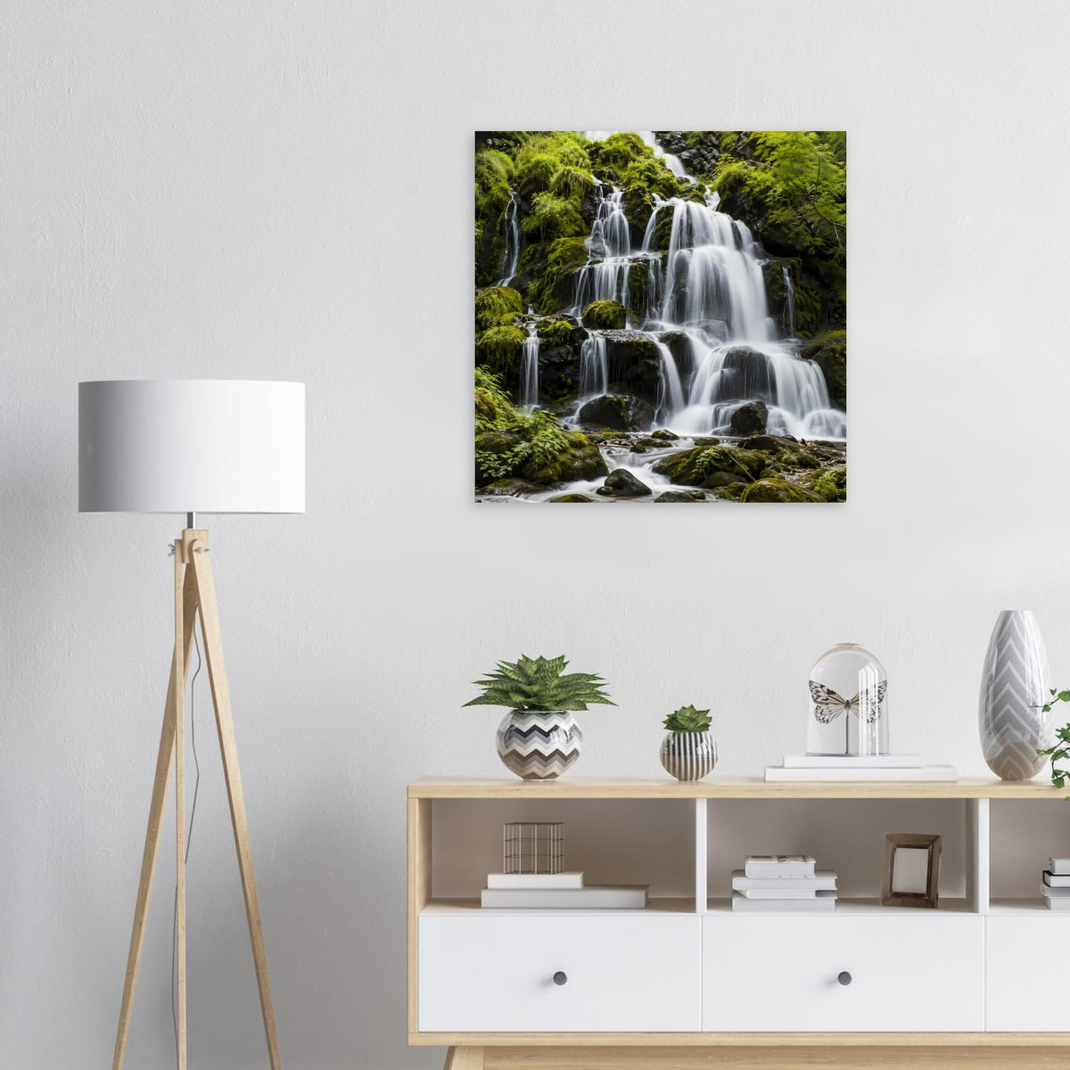 Wasserfall-Poster: mehrere Kaskaden über moosigen Felsen im satten Grün.