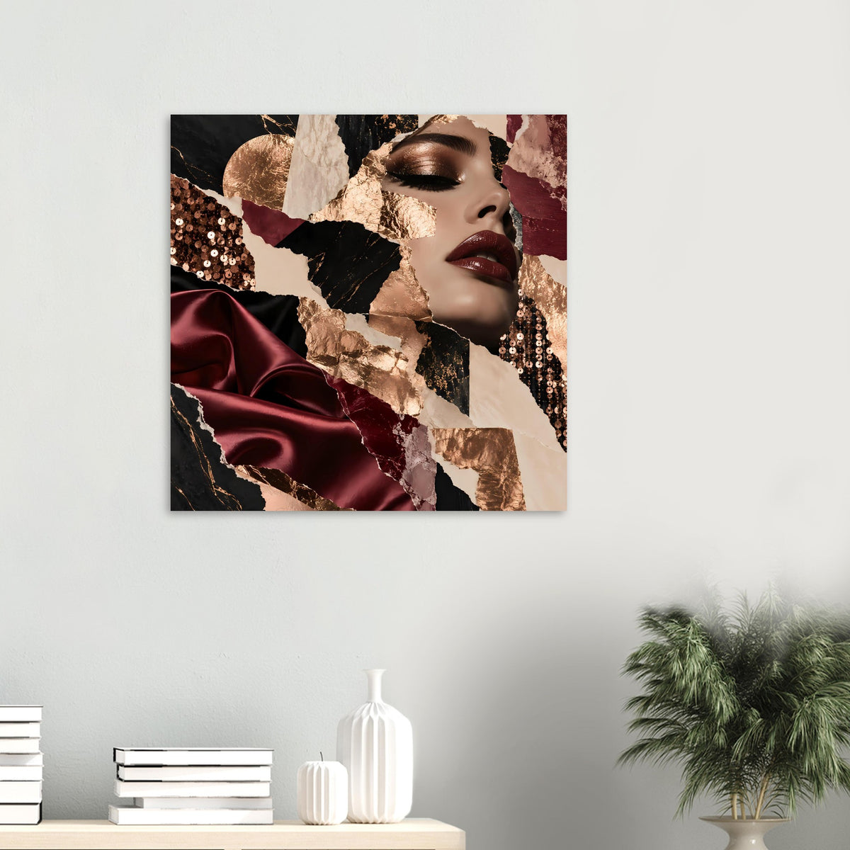 Wandposter im Raum: Frauenprofil-Collage, bordeauxroter Satin, Goldfolie, dunkle Akzente