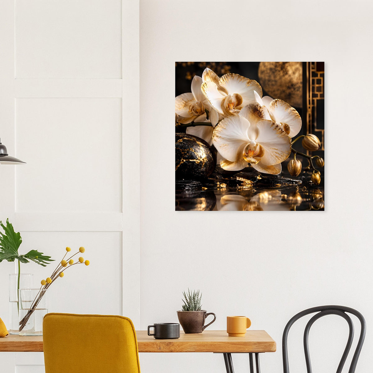 Poster mit weißer Orchideenblüte und goldakzentuierten Dekor-Details auf dunklem Hintergrund