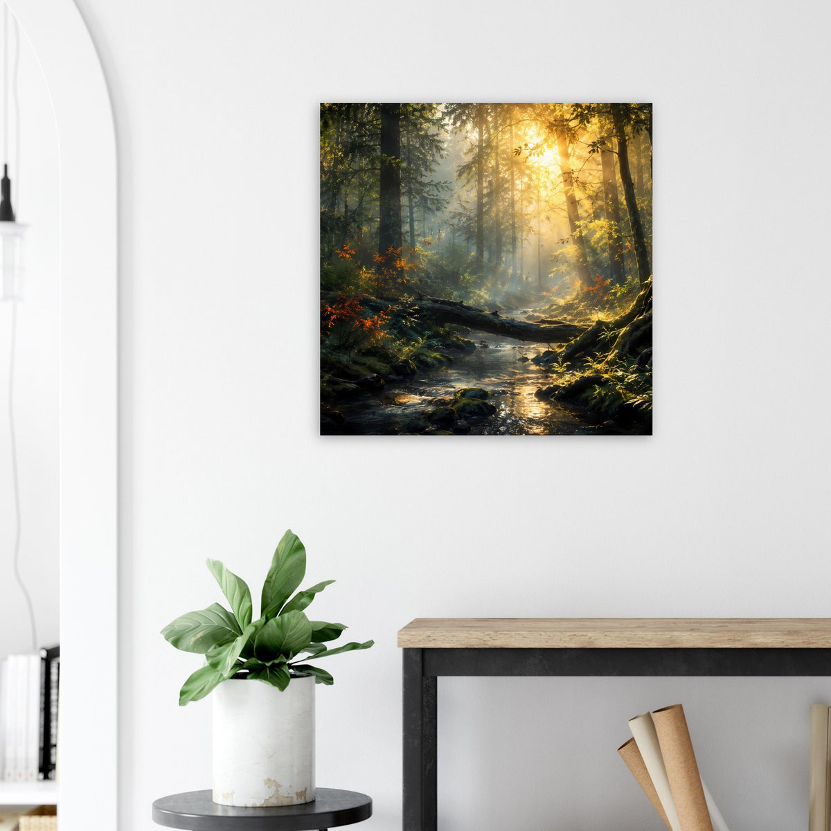 Quadratisches Poster mit Waldweg und Bach, von Sonnenlicht durchdrungene Baumreihen