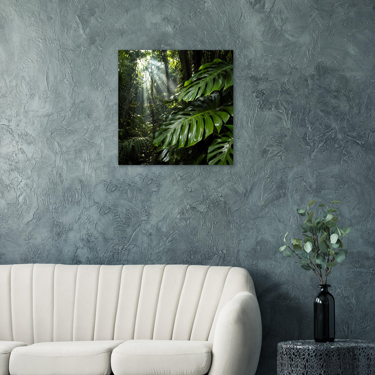 Jungle-Serenity-Poster mit grünen Farnen und diffusen Lichtstrahlen im Dschungel
