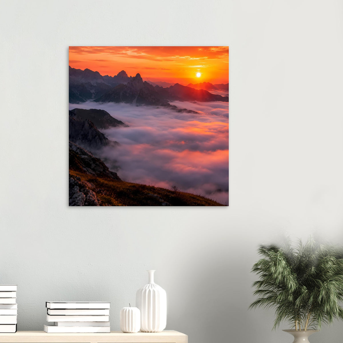 Kleines quadratisches Poster mit Sonnenuntergang über Bergen und Wolkenmeer.