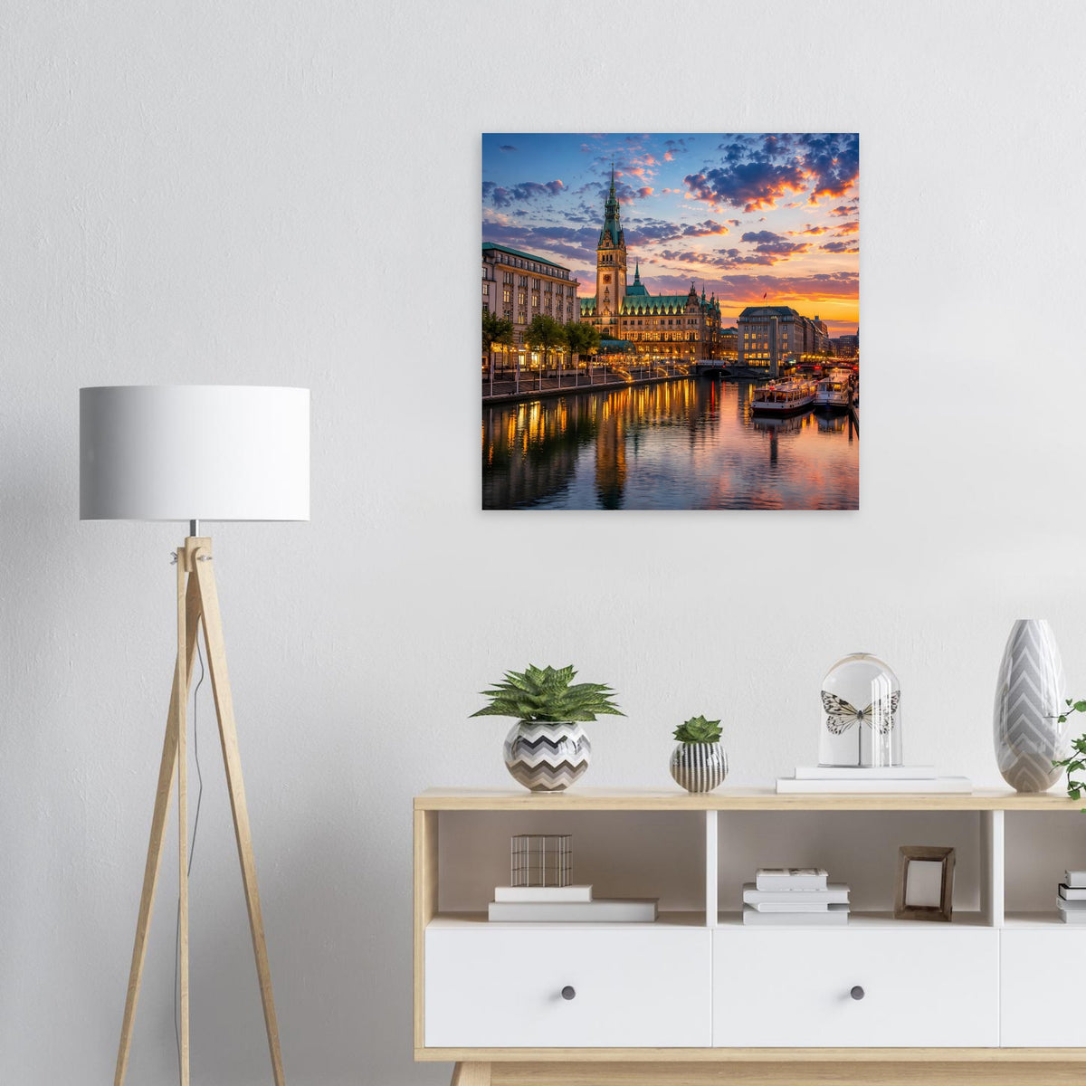 Quadratisches Wandbild im schwarzen Rahmen mit Sonnenuntergangsstadt und spiegelndem Fluss