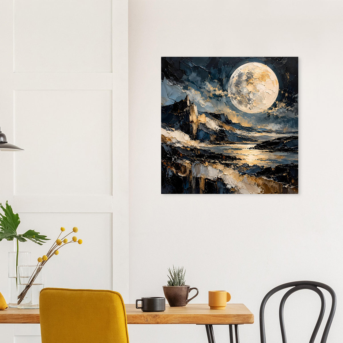 Quadratisches Poster im schwarzen Rahmen: goldener Mond über Meer, dunkle Felsformationen