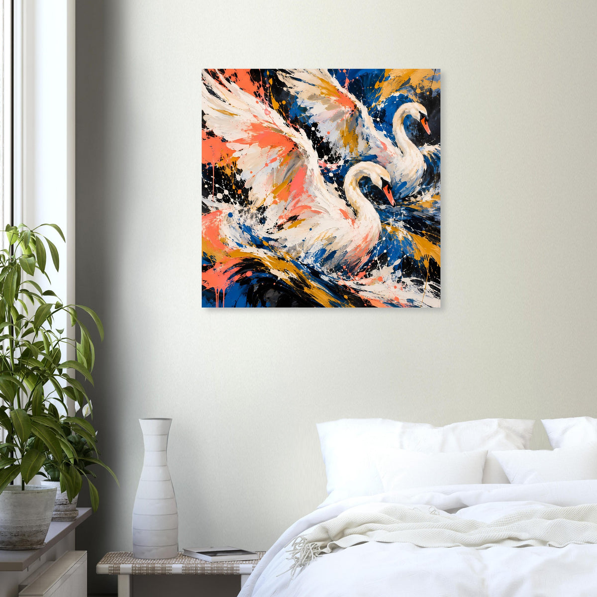 Quadratisches Wandkunstposter mit bewegten Schwänen in Koralle, Gold und Blau