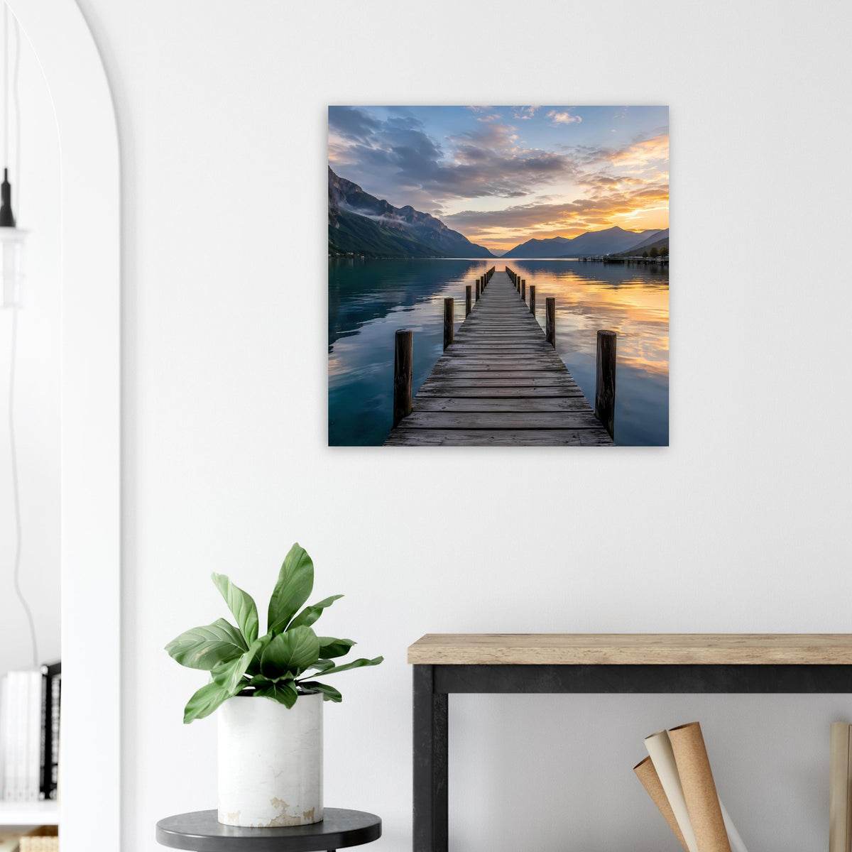 Quadratisches Poster: Holzsteg über Wasser, warmer Sonnenuntergang mit farbigem Himmel