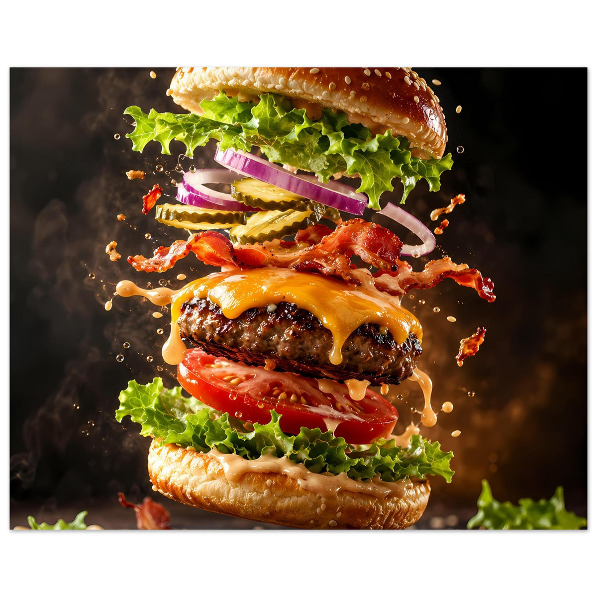 Burger-Poster mit Käse, Salat und Bacon-Scheiben, mit feurigen Spritzern im Bild