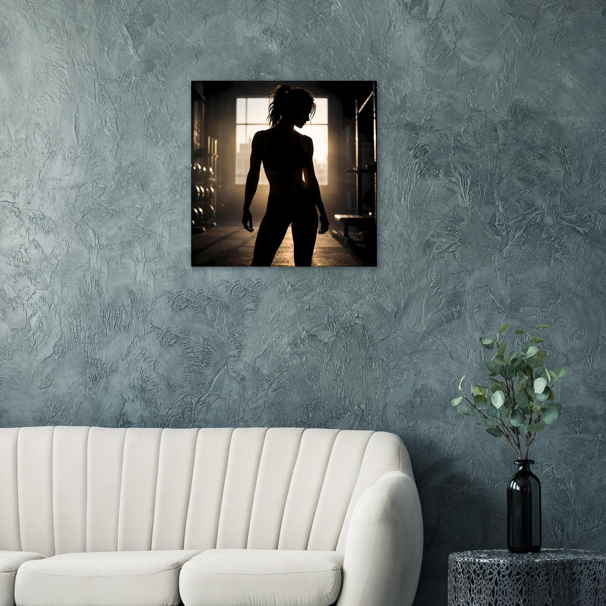 Rechteckiges Fitness-Silhouettenposter mit schwarzer Sportlerin im hell beleuchteten Durchgang