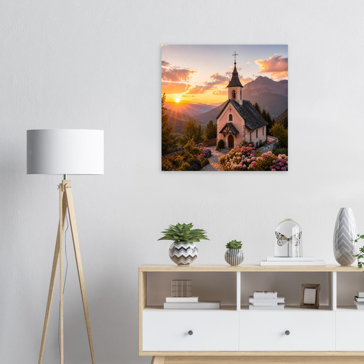 Quadratisches Landschaftsposter mit Bergkapelle im Sonnenuntergang und Blumenbeet