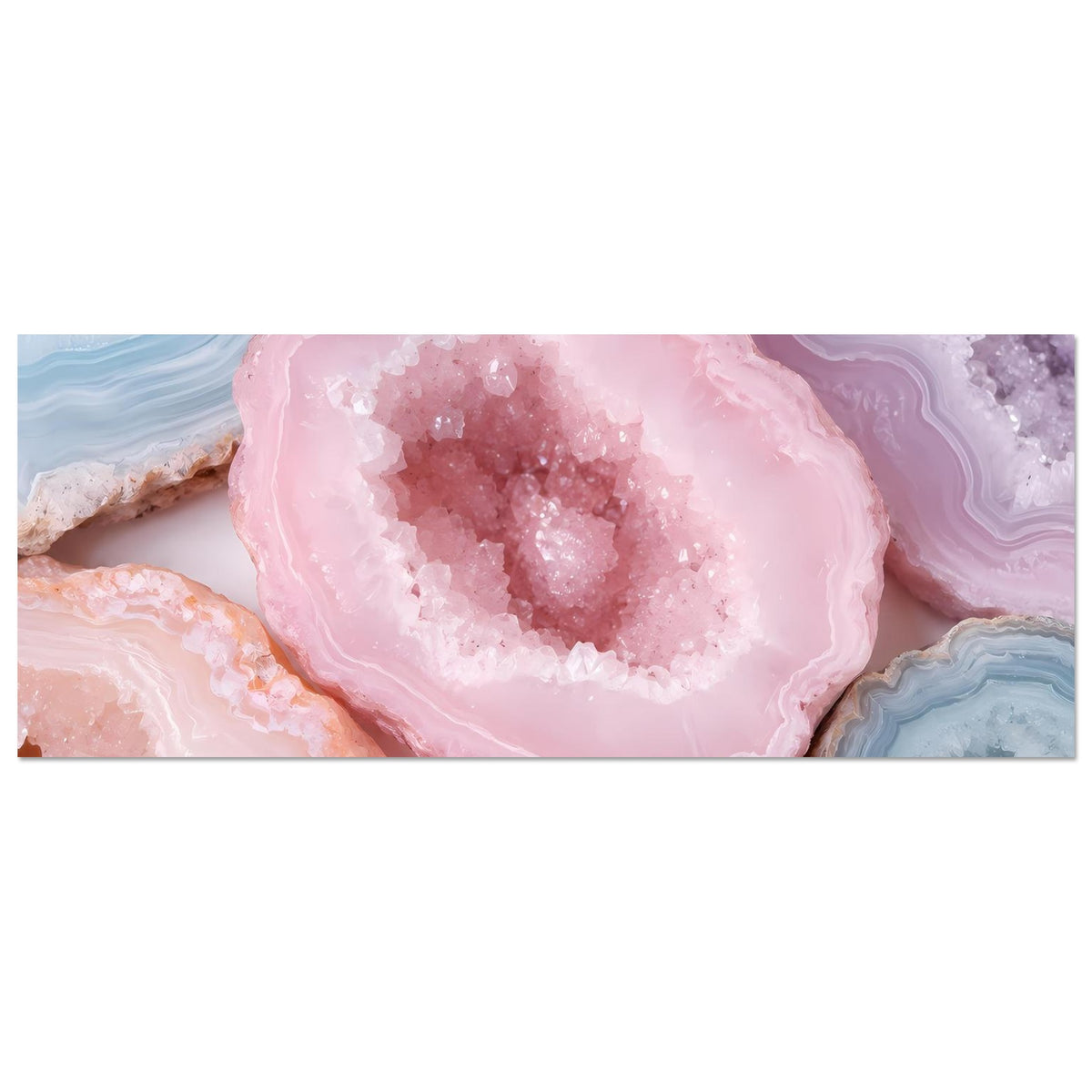 Horizontales Poster mit großer rosa Kristallgeode und blauem/pastellviolettem Gestein