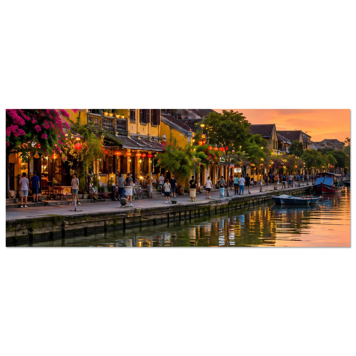Panoramaposter mit Flussufer bei Sonnenuntergang, Lichterkette und Boote am Rand