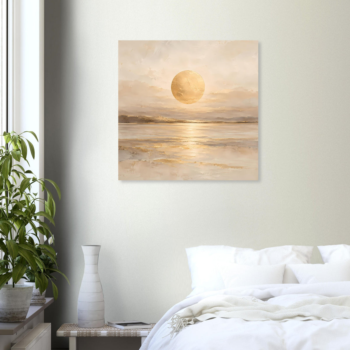Quadratisches Kunstposter mit goldenem Himmelskörper über Strandlinie, sanfte Pastelltöne